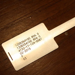 Grabado láser de placas de aluminio con láser de fibra.