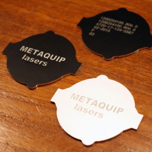 Grabado láser de aluminio anodizado con láser de fibra o láser CO2.