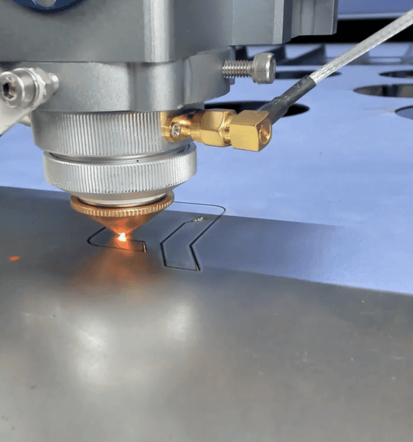 Cortadora láser de metal de CO2 de alta potencia MQ1390C: primer plano del cabezal láser