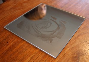 Espejo grabado láser con fibra láser.