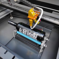 Grabado láser de objetos redondos, cilíndricos y cónicos - módulo de rotación máquina láser