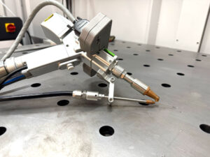 Soldadora láser portátil para soldadura láser de metales.